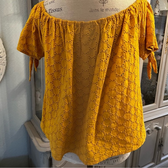 Universal Thread Yellow Eyelet Women's Top - Picture 3 of 7